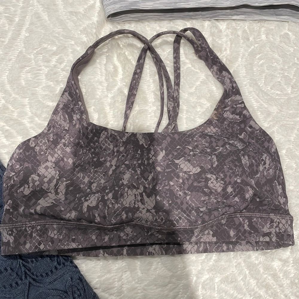 Lululemon sports bra size 6